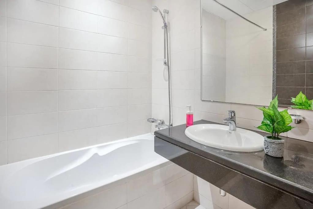 Huge 3 Bedroom Front * Abu Dhabi