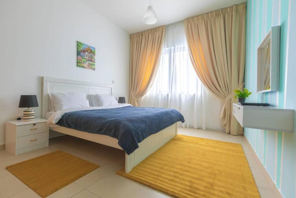Appartamento Huge 3 Bedroom Front Abu Dhabi